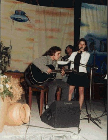 Festival01.JPG (84813 bytes)